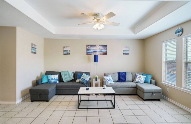 5 min from the beach! Spacious 3-bedroom house on the Padre Island!