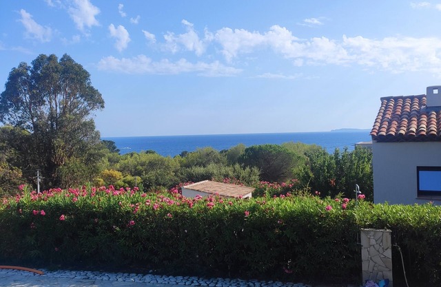 5 min walk from beaches: modern villa ideally located. Piscine vue mer(Gigaro)