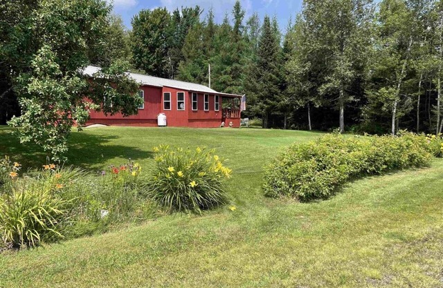 5 Min.Walk to Averill Lake and VAST Access snowmobile trails!Pet friendly!