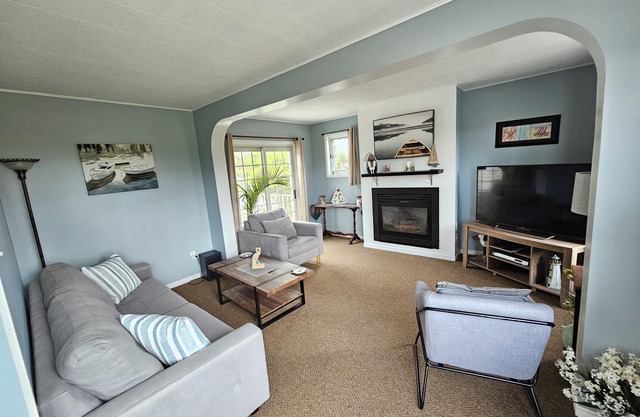 5 Min Walk To Sandy Beach! Fully equipped 3BR Beach Cottage - Pet Friendly!