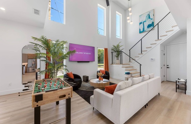 5 Mins to DT Dallas, Sleeps 14, Fast Wi-Fi + Office Space, Hot tub, Ping Pong