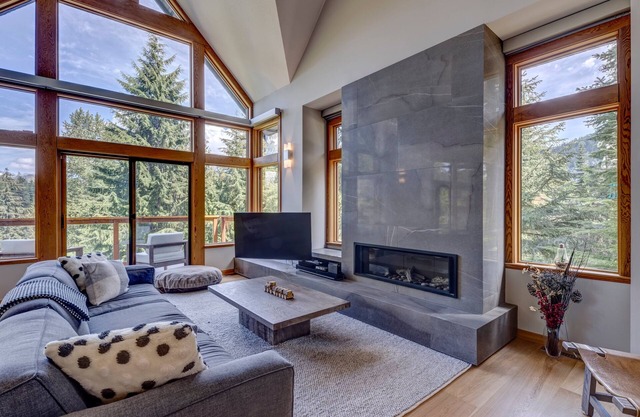 5 Mins to Gondola, Golf Course, Mountain Views, Private Hot tub