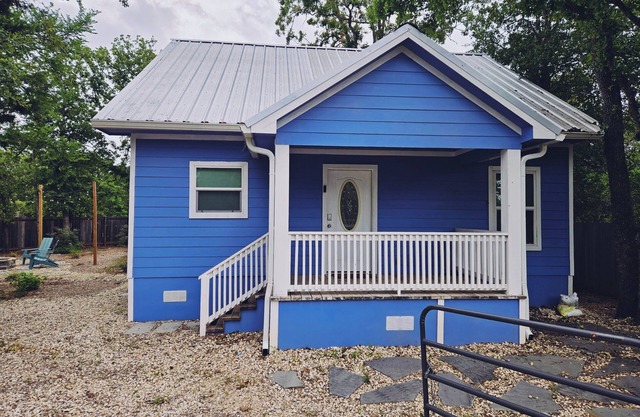 5 mins to Lake Somerville | Sleeps 7 | Fire Pit