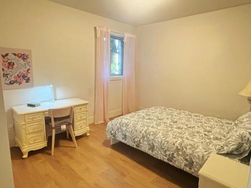 5 mins walk to the beach! Cozy bedroom near Stanley Park, Downtown Vancouver, Cypress Mountain, Capilano Suspension Bridge, Grouse Mountain