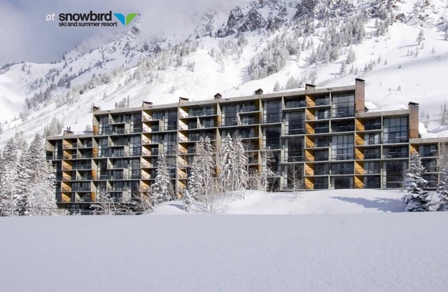 5 minute walk to the Wilbere ski lift. Family-sized condo with pool & game room