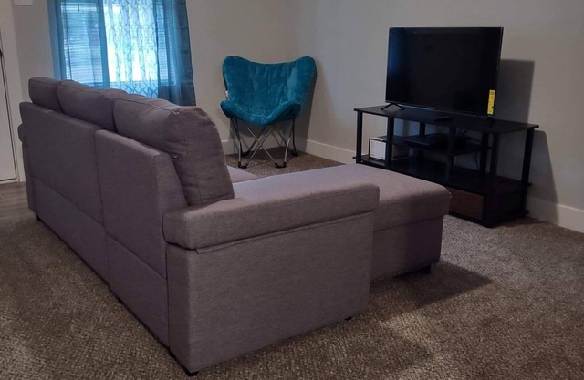 5 Minutes from Downtown! Cheerful Four Bedroom Home