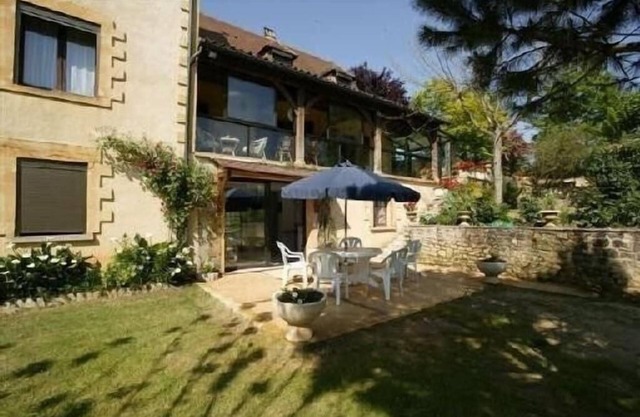 5 minutes from Sarlat. Country apartment for 4 to 5 people