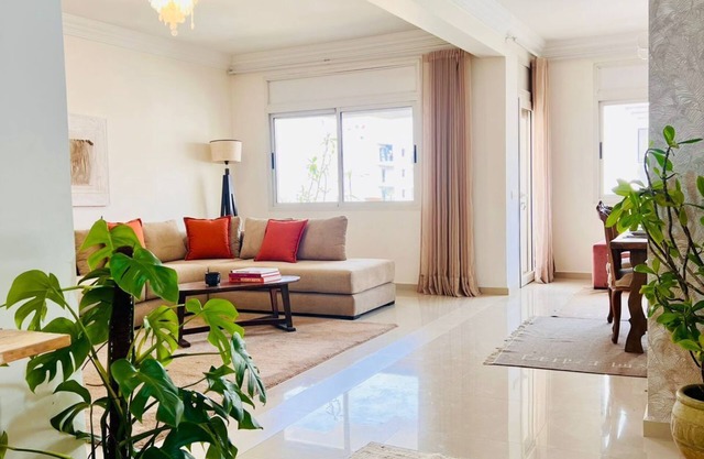 5 minutes from the Hilton forest and shops, beautiful, quiet, sunny apartment