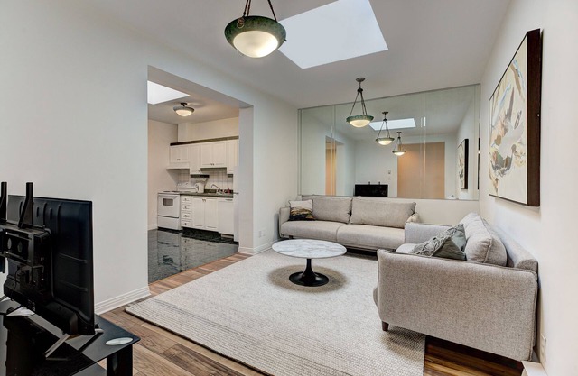 5 minutes to the Lafontaine Park!nWelcome to Chateau Sherbrooke's SkyView Condo.