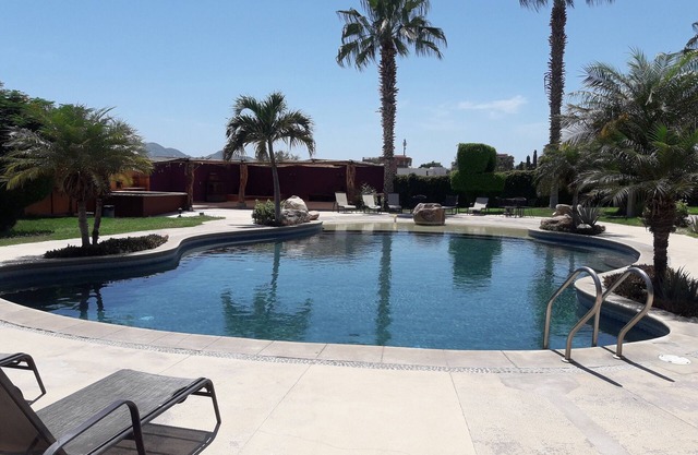 5 minutes to the beach! Family-sized condo with large pool fastWifi & deck