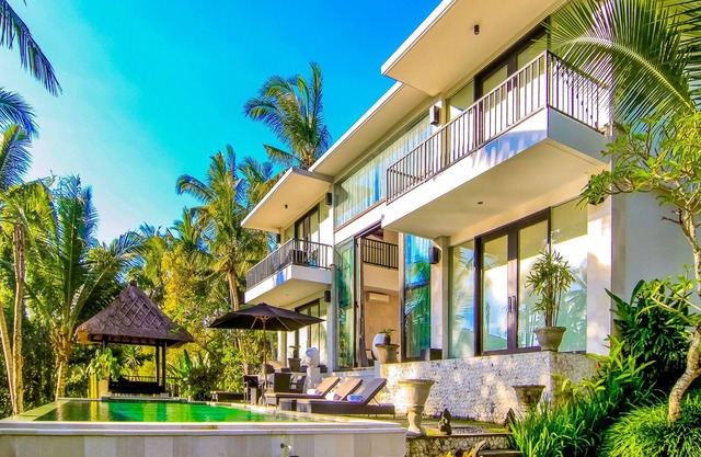 5 * Pool villa in Ubud with free airport pick up and free use of bikes!