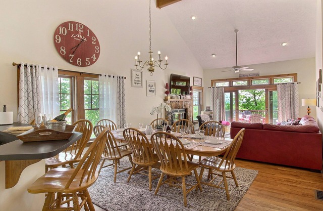5 STAR!AUGUST 2 WEEK SPECIAL, 4 Bed/4 Bath/Hot Tub/Full Bsmnt/Game Rm
