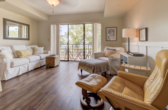 5-Star Downtown Riverview Condo w/Parking