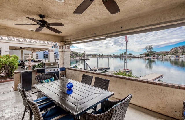 5 STAR GORGEOUS RIVER FRONT HOME RIGHT ON THE WATER AND DOCK ! ON PARKER STRIP