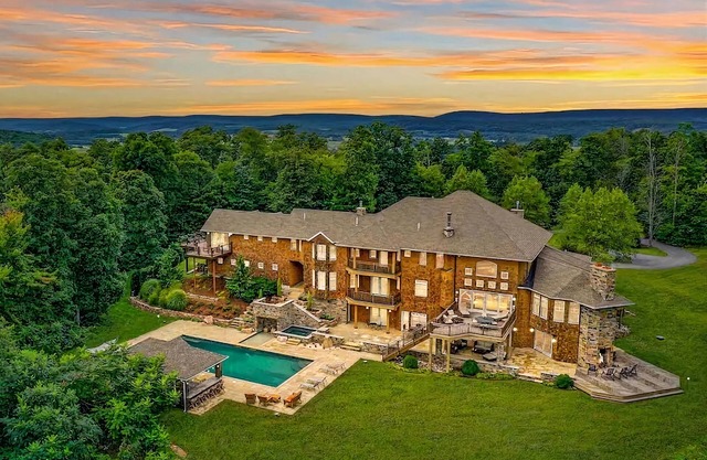 *5 Star LUX Retreat Sleeps 25+ Pool Theater Arcade