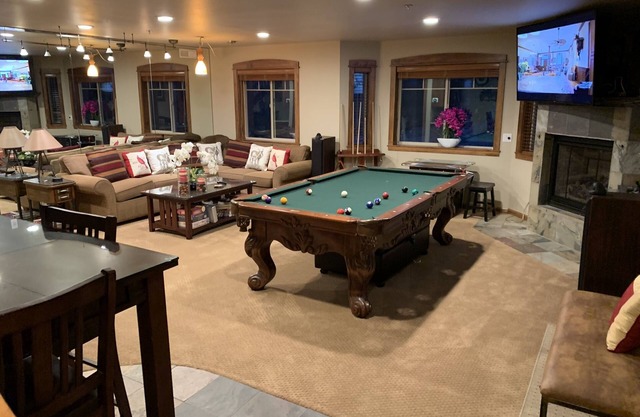 5 Star + Luxury + 2500 SqFt + 3 Bedrooms + Sleep 8 + Walk to SKI Chairlifts