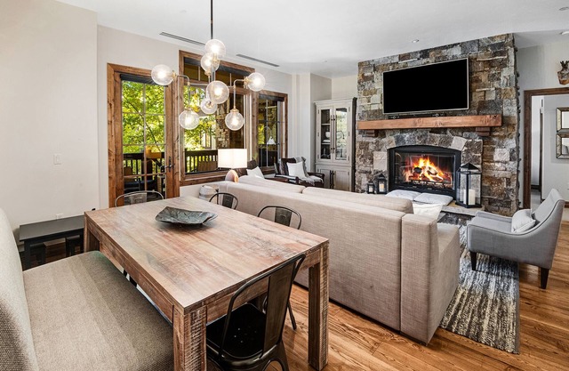 5 Star Luxury - Truly Ski in/ski out 2 bedroom spacious condo Bachelor Gulch