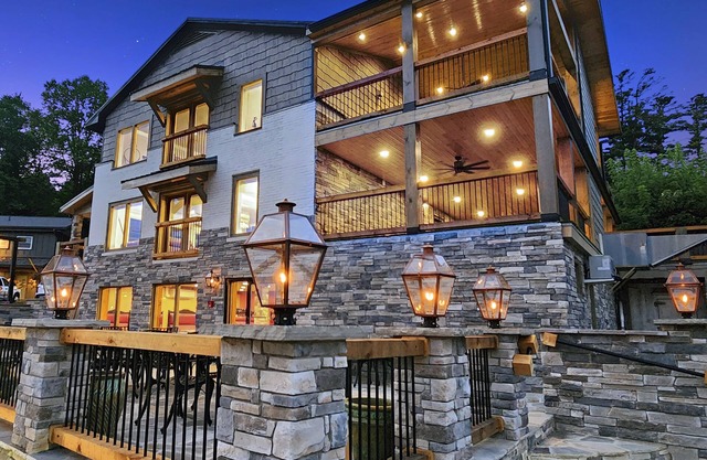 5-Star Mountain House Fire Place Hot Tub Luxury 5 Beds MainSt Downtown Lrg Kitch