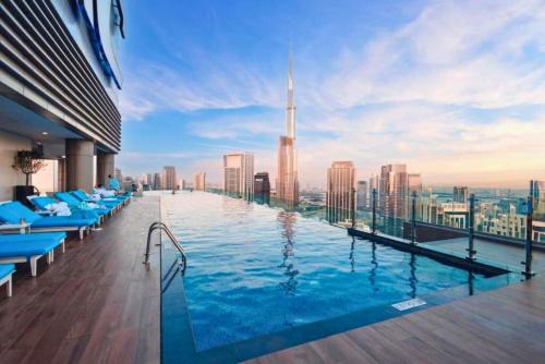 5 Stars Living Infinity Pool Burj Khalifa view