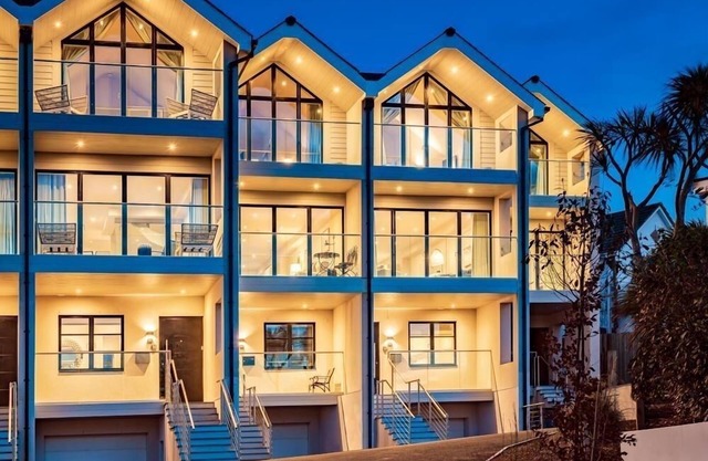 5 The Strand sleeps 9 guests footsteps from Porth beach