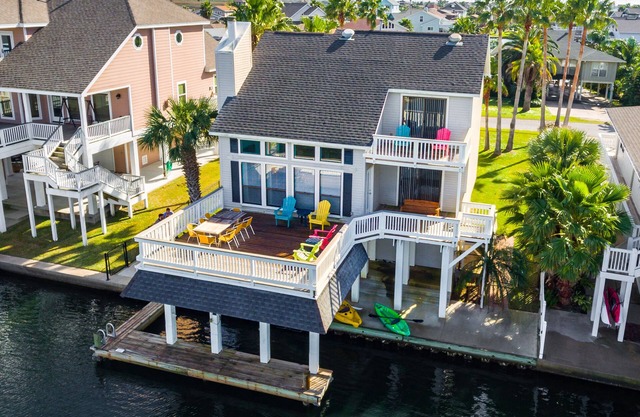 5★ Waterfront home! Bikes, kayaks, fishing, fire pit, pickleball! Pets welcome!