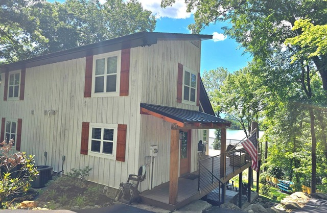 50% OFF Book by 9/30 Luxury, Lakefront, Firepit, Hot Tub- Lone Oak Lakehouse