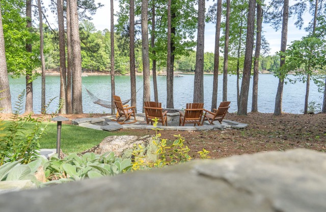 500 FT OF DEEP WATER FRONTAGE ON THE BEAUTIFUL EMRALD COLOR WATER OF LAKE KEOWEE