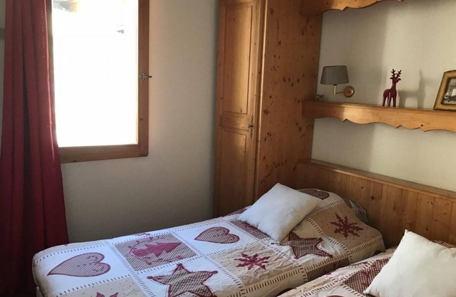 50m from ski slopes, 1st floor, swimming pool, sauna, hammam, balcony, tv, ski locker, 33m²