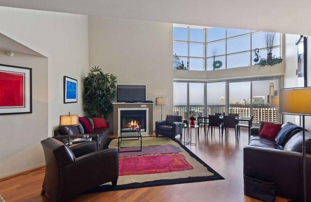 51/52nd Floor Penthouse-VIEWS, Fireplace, Pool