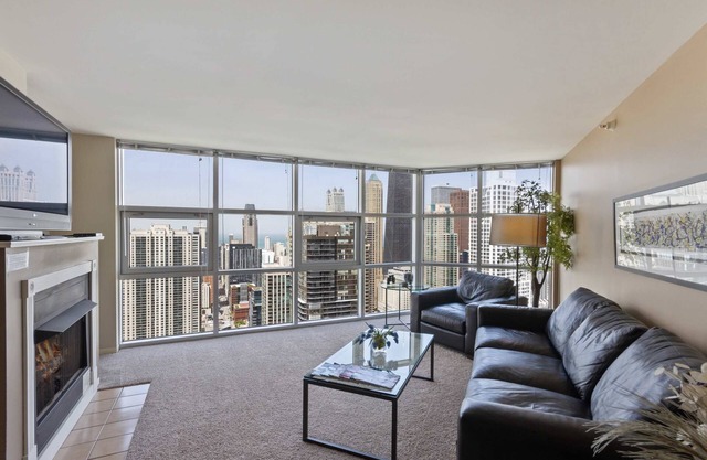 51st Floor MagMile Penthouse Views Balcony Pool