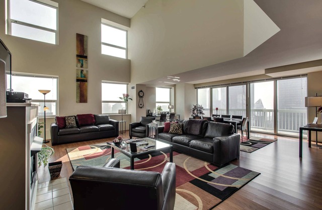 53/54 Mag Mile Penthouse VIEWS, Fireplace, Pool