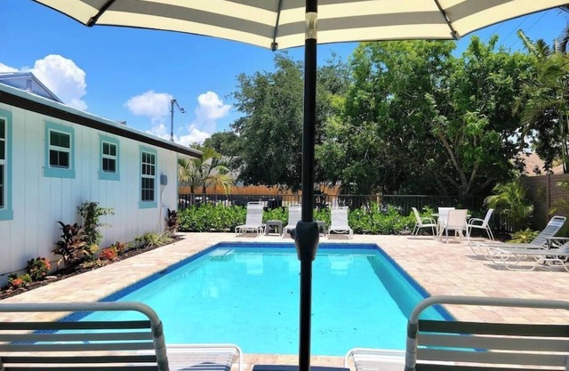 558 Pink Pearl Cottage| New Pool | Mins 2 Beaches