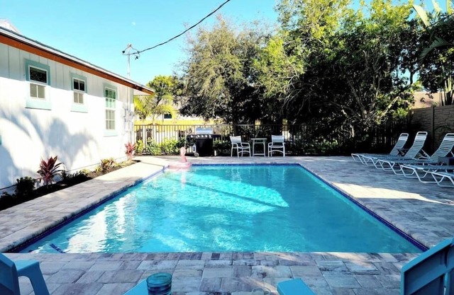 562 Beachy Keen Cottage| New Pool | Mins 2 Beaches