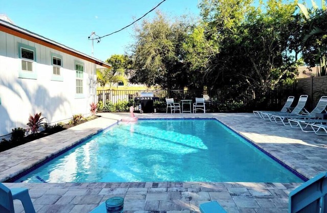 562 Shady Palm Cottage | New Pool | Mins 2 Beaches