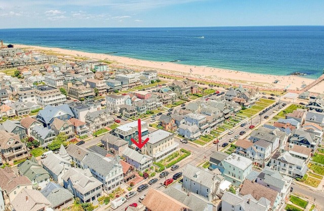 58 Broadway = Beautiful Victoria Beachhouse