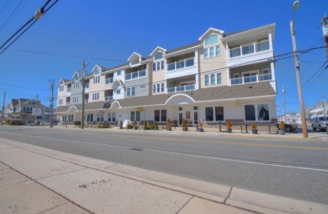5904 Landis Avenue, Unit:203