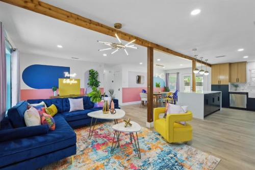 5BD,2BA Cheerful Retreat with Backyard