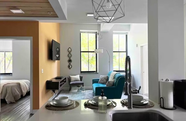 5BR 2BA Sleeps 10 Downtown Near CC/Theaters