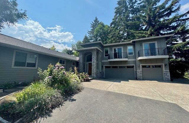5BR & 3BA Single Family Home Multi-Generation Friendly Fenced Yard, Pets Welcome