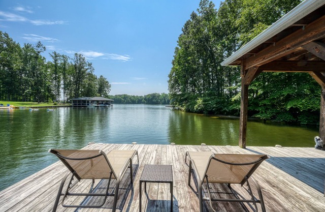 5BR, 4.5BA w/lrg dock, internet up to 1 gigabit, beds made prior to arrival.
