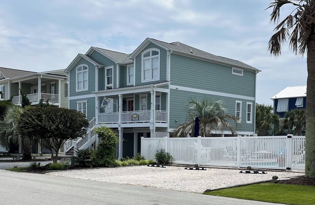 5BR/4 Kings, 4.5BA, Heated pool, Clean, 2 Masters, Steps to beach & restaurants