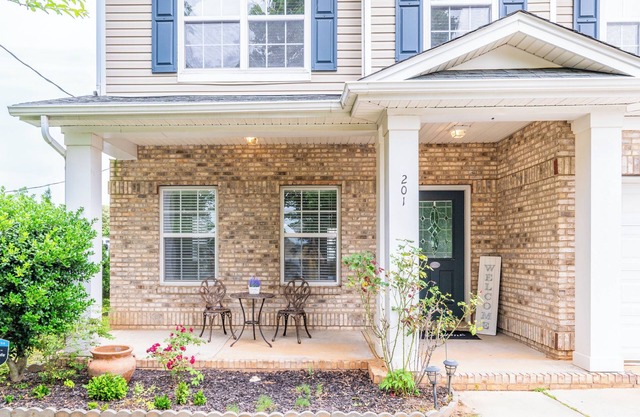 5BR Casa Hermosa with Pool Access in Mooresville near Lake Norman!