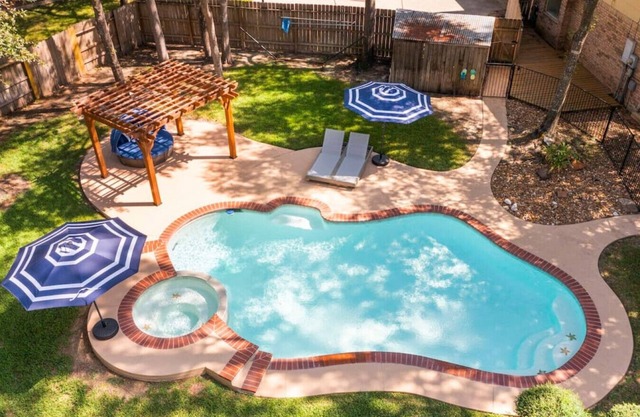 5BR Half-Acre Getaway–Heat Pool,Hot Tub,EV Charger