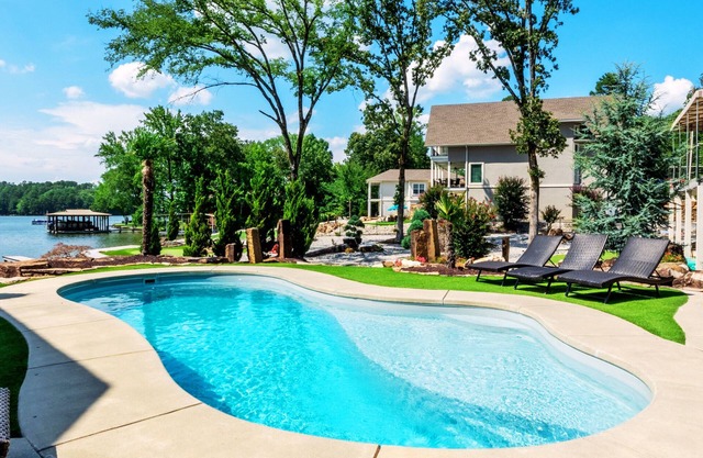 5BR Lakefront With Private Pool, Hot Tub, Putting Green, Arcade, Stunning Views
