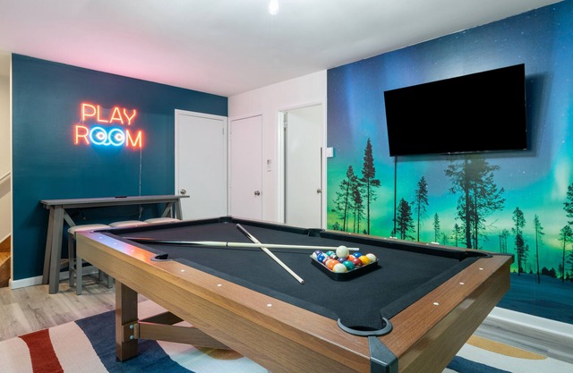 5BR Modern Poconos Game House, Hot Tub, Fire Pit!n