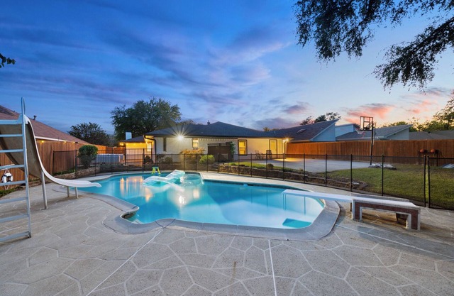 5BR Plano Oasis Pool, Backyard, 2 Kitchens, Game Room & B-Ball, Outdoor Living
