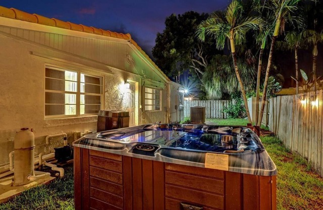 5BR Stunning Villa Heated Pool & Jacuzzi10mins to the Beach!