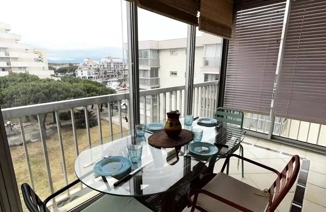 5CANETP36 -T2 with air conditioning, loggia and Marina view, parking included