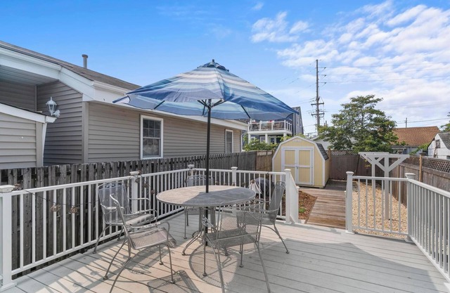 5min walk to the beach Home 2 BR 1 Bth Grill &Deck