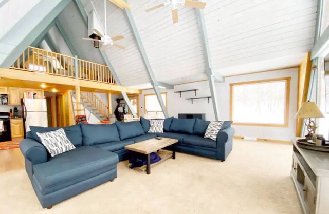 6.45 ACRE Private Close to Big Bear Mountain, Waterfall, Fire-pit, Loft & more.